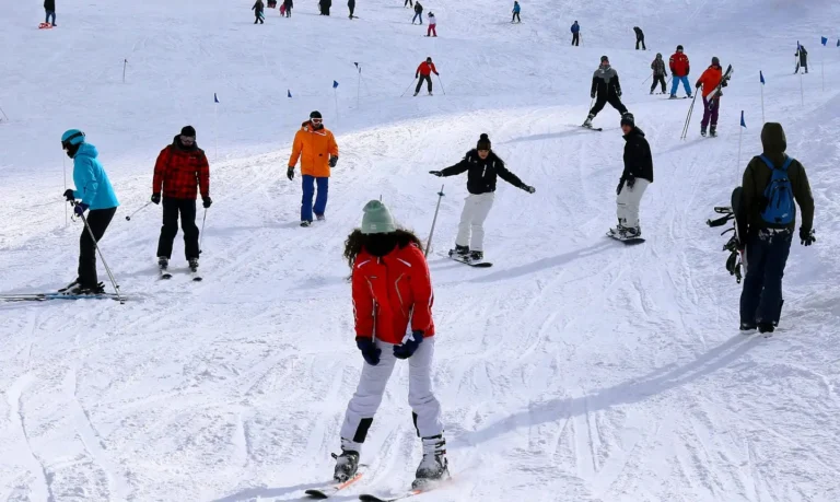 منتجعات التزلج في تركيا - متزلجون في منتجع أولوداغ ببورصة